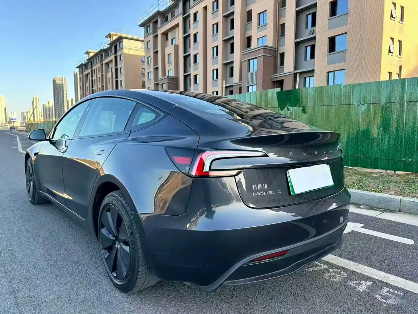 TESLA MODEL 3