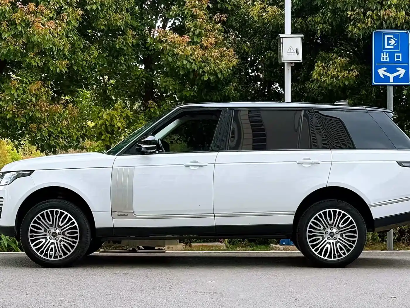 Land Rover Range Rover 2020 3.0 L6 Heritage Extended Edition фото 3