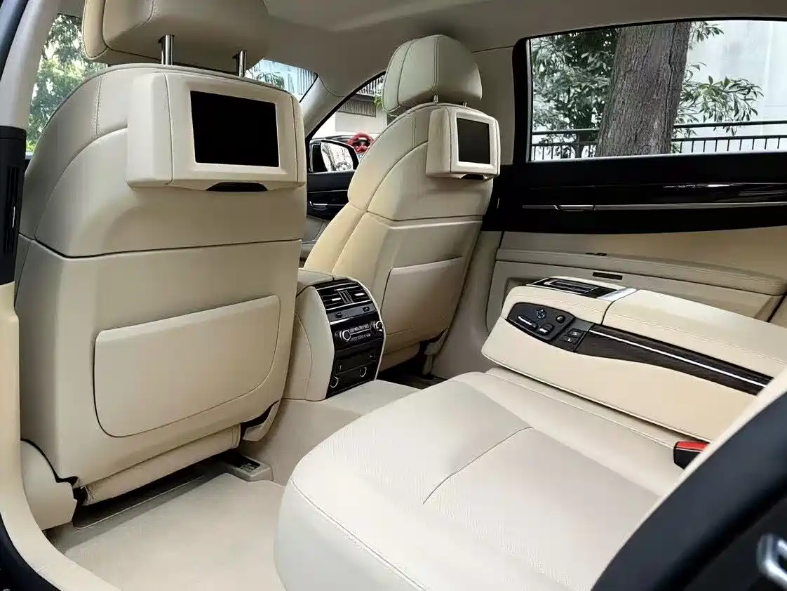 BMW 7 Series 2009 730Li Luxury фото 7