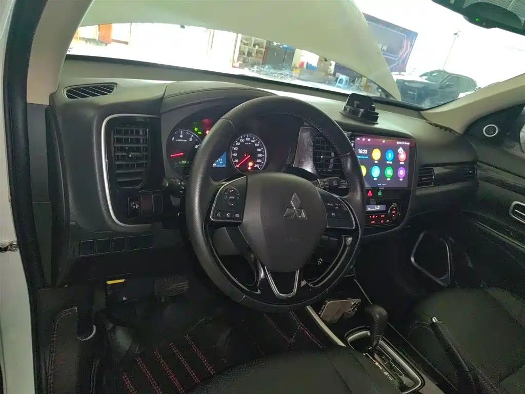 MITSUBISHI OUTLANDER