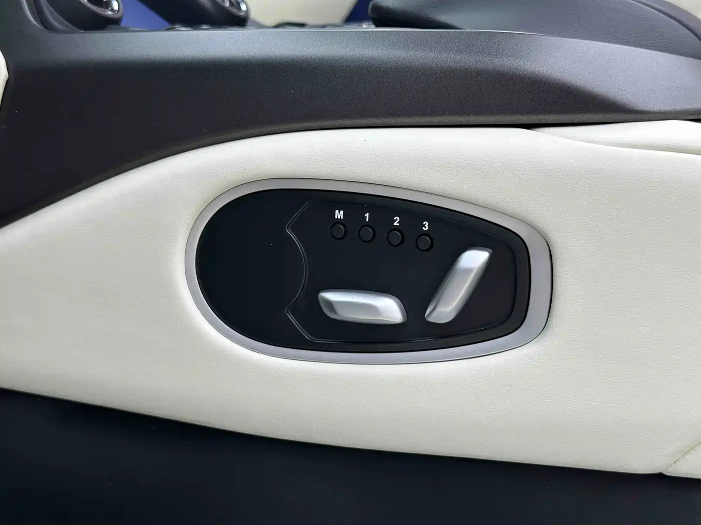 Aston Martin V8 Vantage 2022 2022 4.0T V8 Roadster