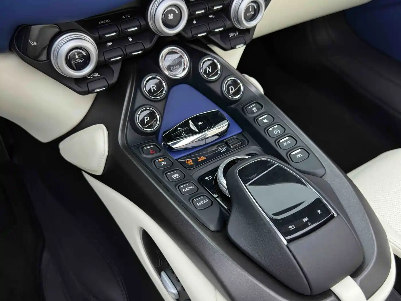 Aston Martin V8 Vantage 2022 2022 4.0T V8 Roadster