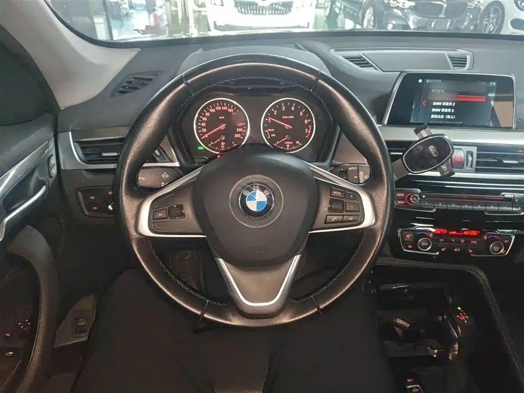 BMW X1 2018 xDrive20Li Premium Model фото 3