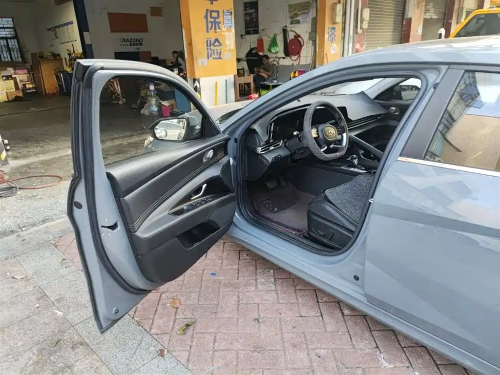 Hyundai Elantra 2022 1.5L CVT LUX Premium Edition фото 4