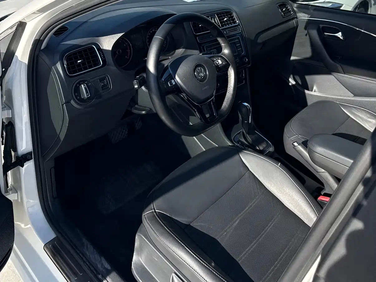 Volkswagen Polo 2016 1.6L Automatic Luxury фото 7