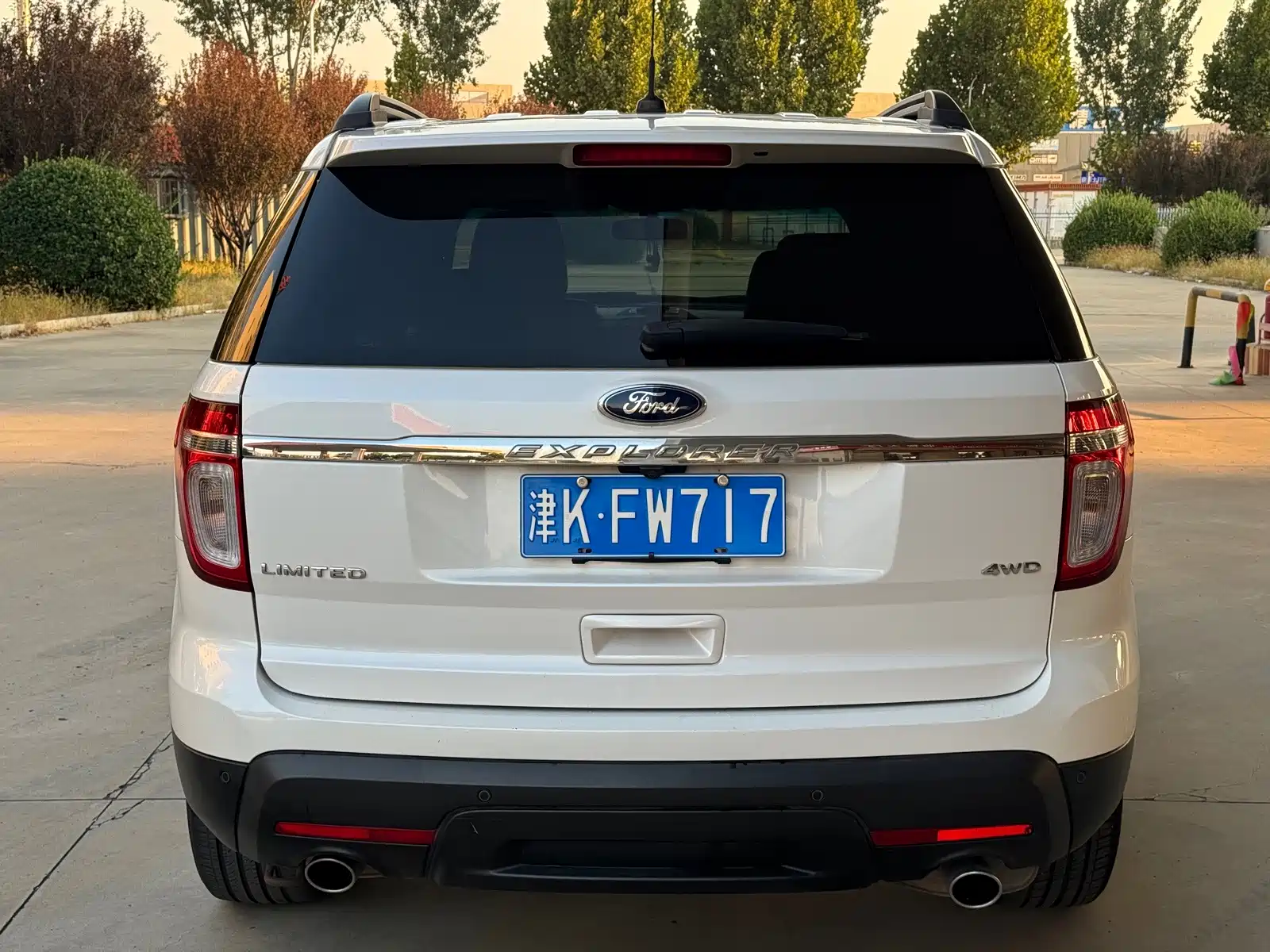 Photo 5 - Ford Explorer (Import)
