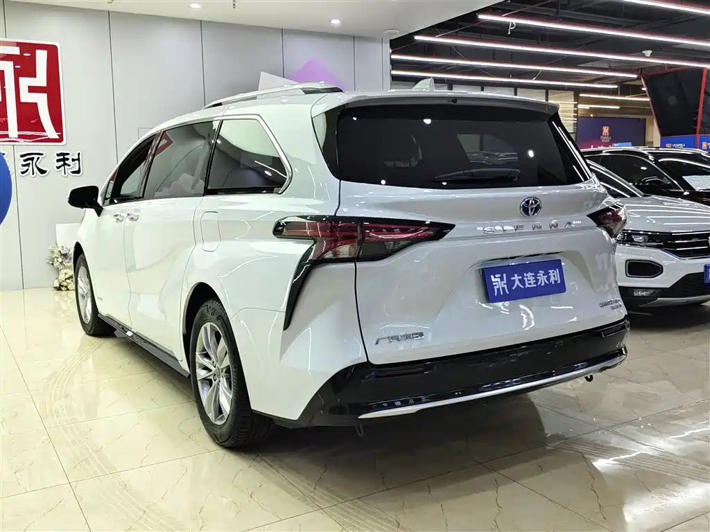 Toyota Sienna 2021 2.5L Hybrid Ultimate Edition фото 4