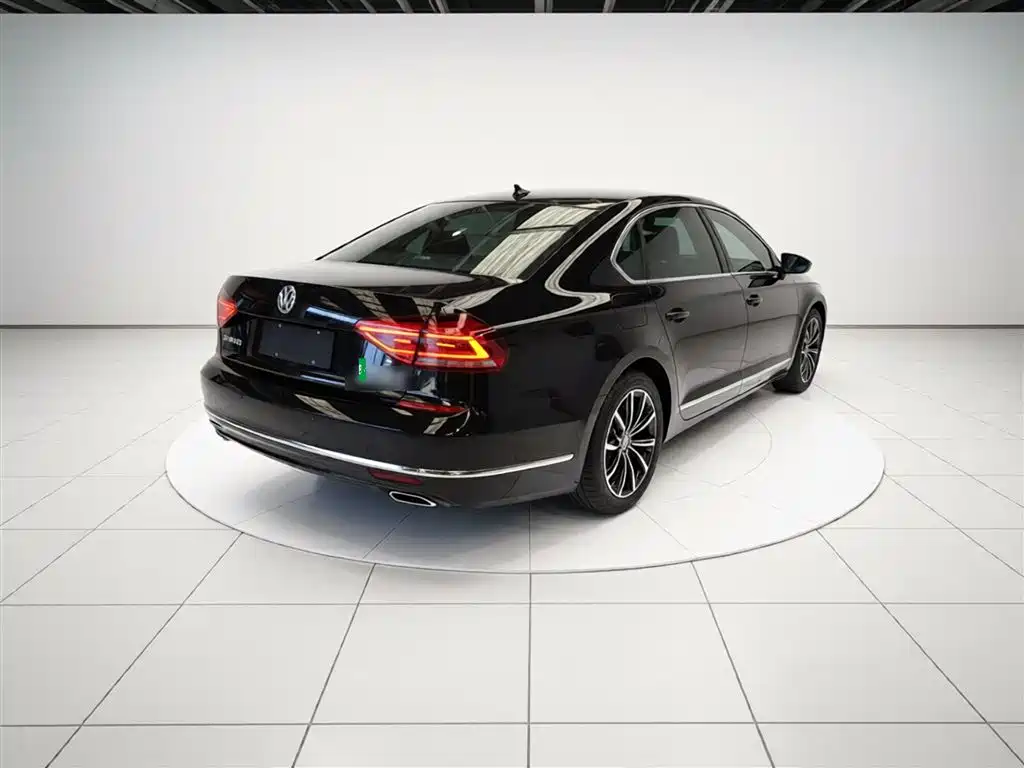 Volkswagen Passat 2017 330TSI DSG Prestige фото 5