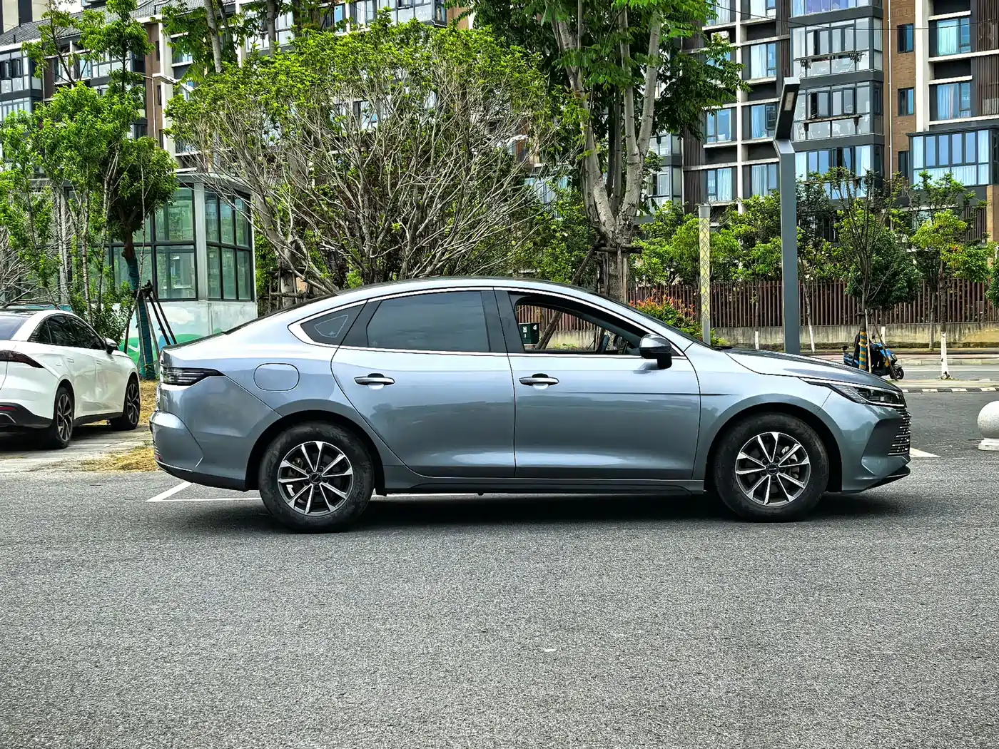 BYD Destroyer 05 2024 Glory Edition DM-i 55KM Luxury фото 11