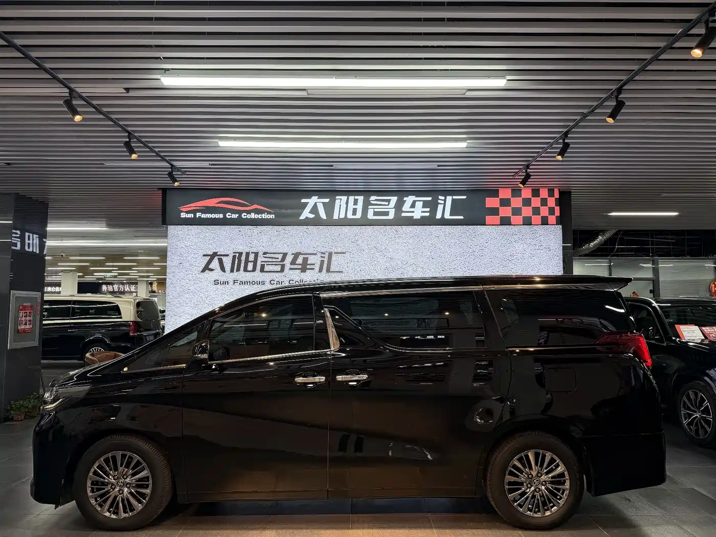 Toyota Alphard 2019 Hybrid 2.5L Luxury фото 4