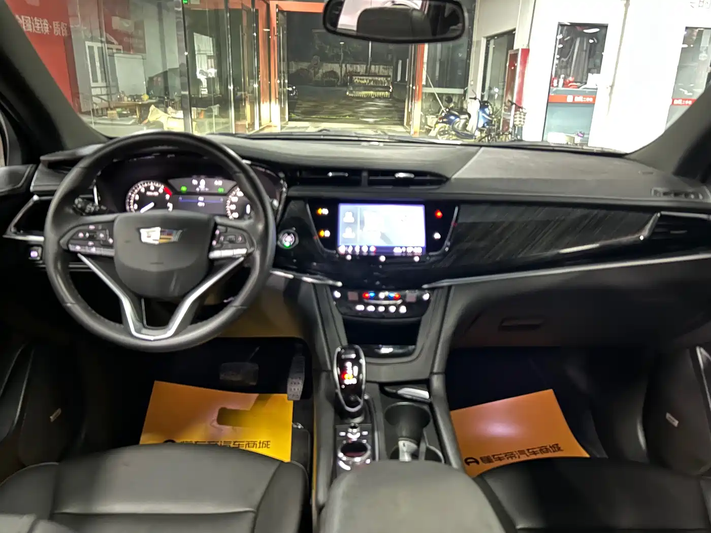 CADILLAC XT6