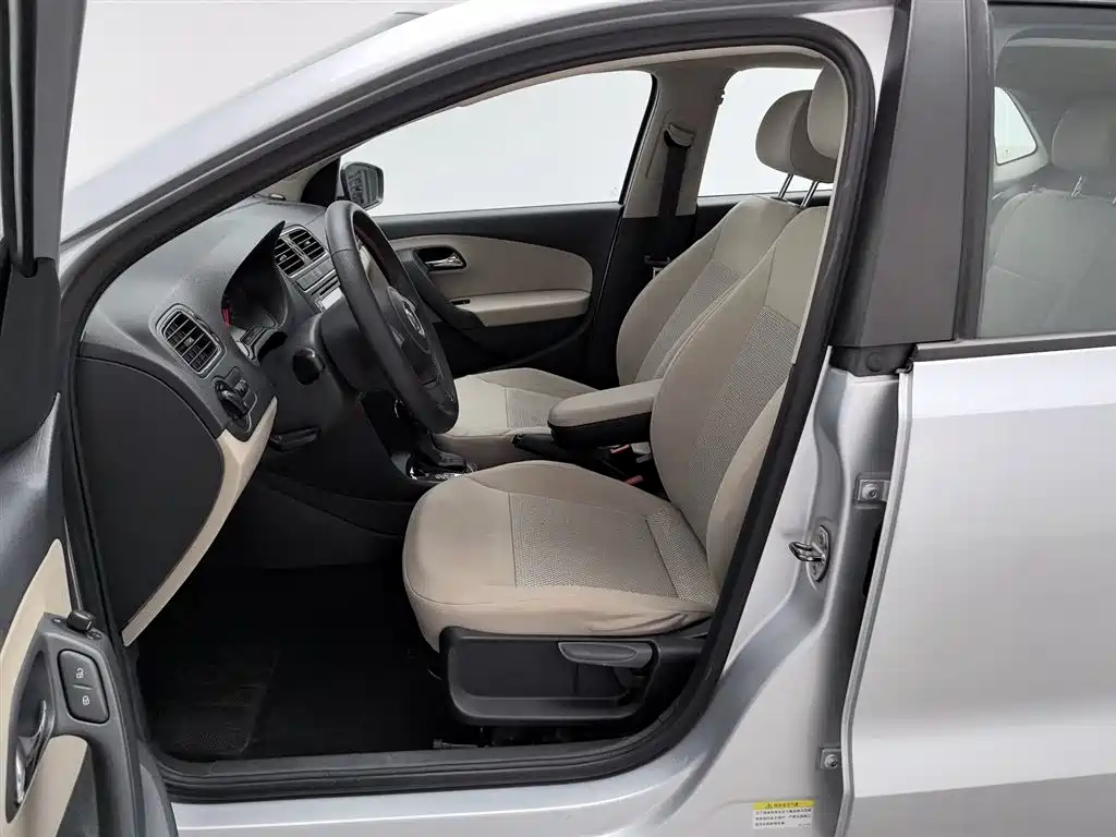 Volkswagen Polo 2013 1.6L Automatic Comfort Edition фото 10