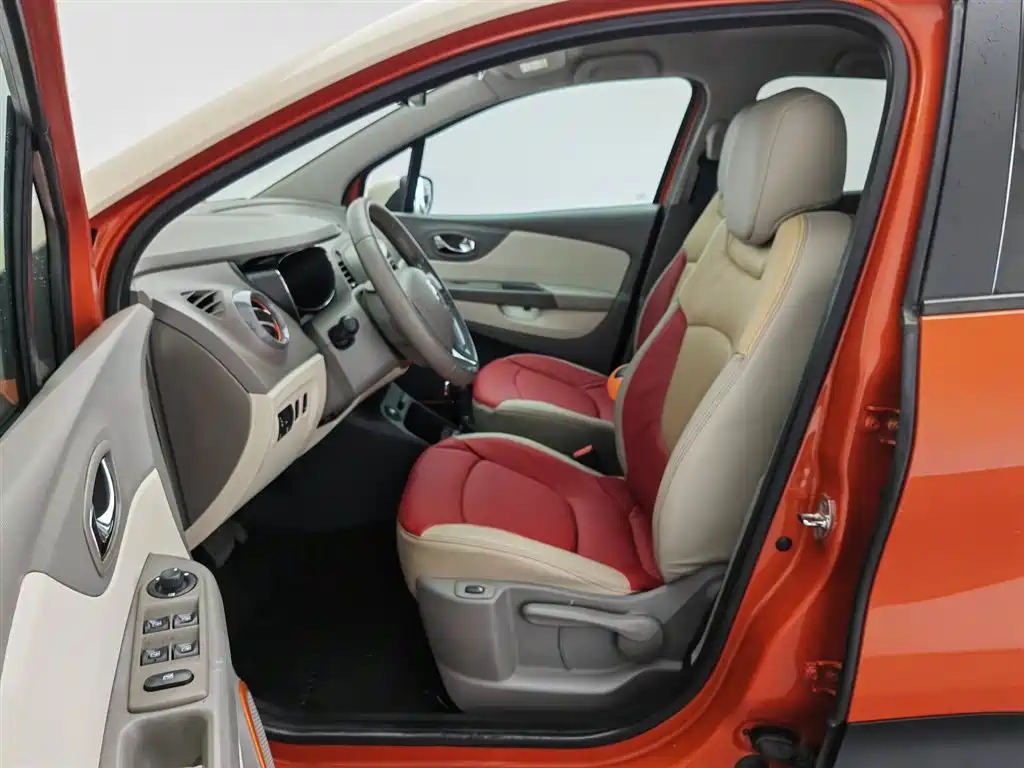 Renault Captur 2015 1.2T Automatic Comfort Edition фото 10