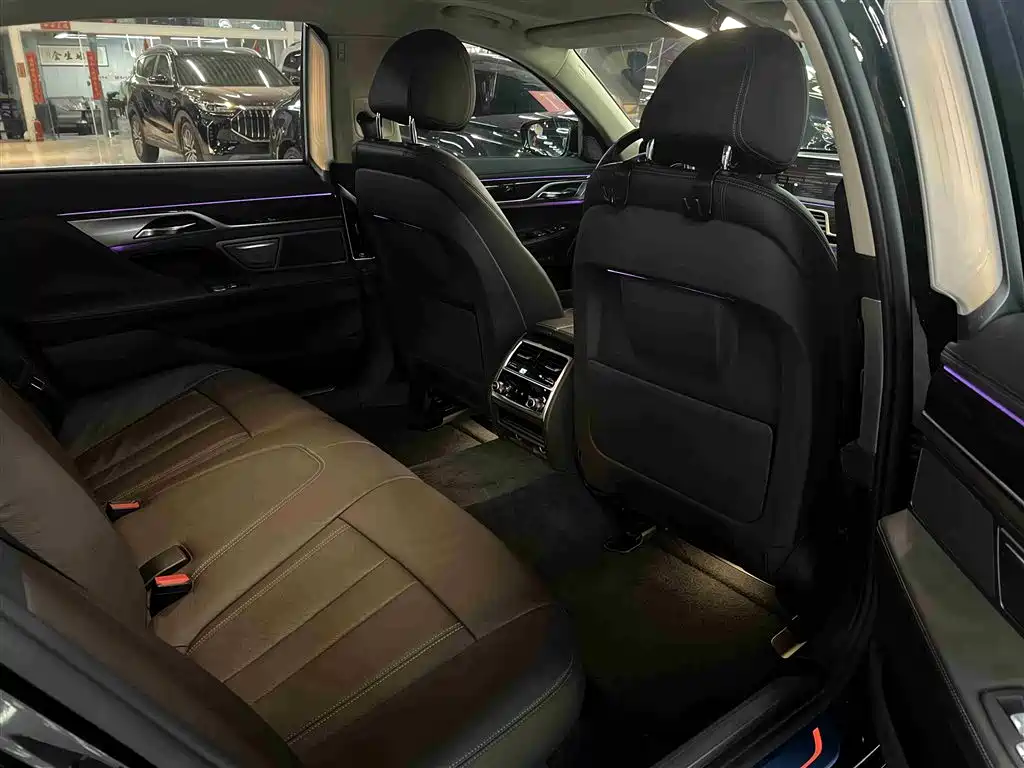 BMW 7 Series 2016 730Li Leading фото 8