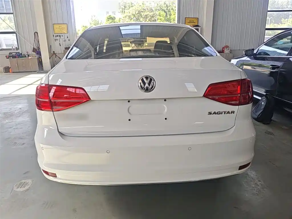 Volkswagen Sagitar 2015 1.6L Automatic Comfort фото 6
