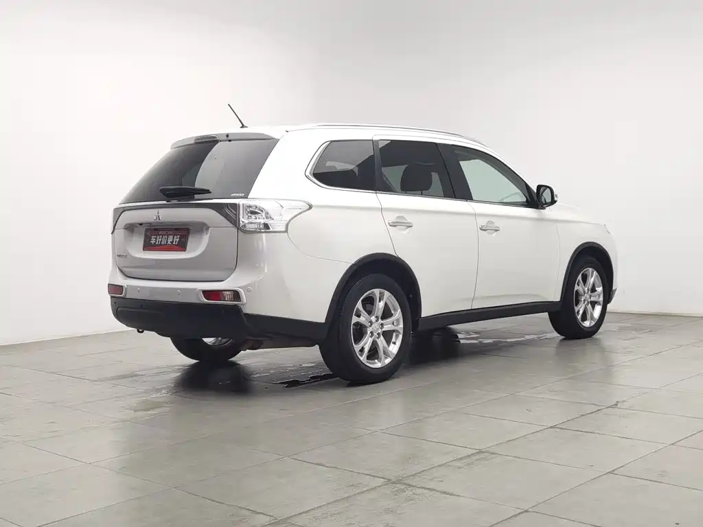 Mitsubishi Outlander (Import) 2015 2014 2.4L 4WD Luxury Value Edition 7-seater