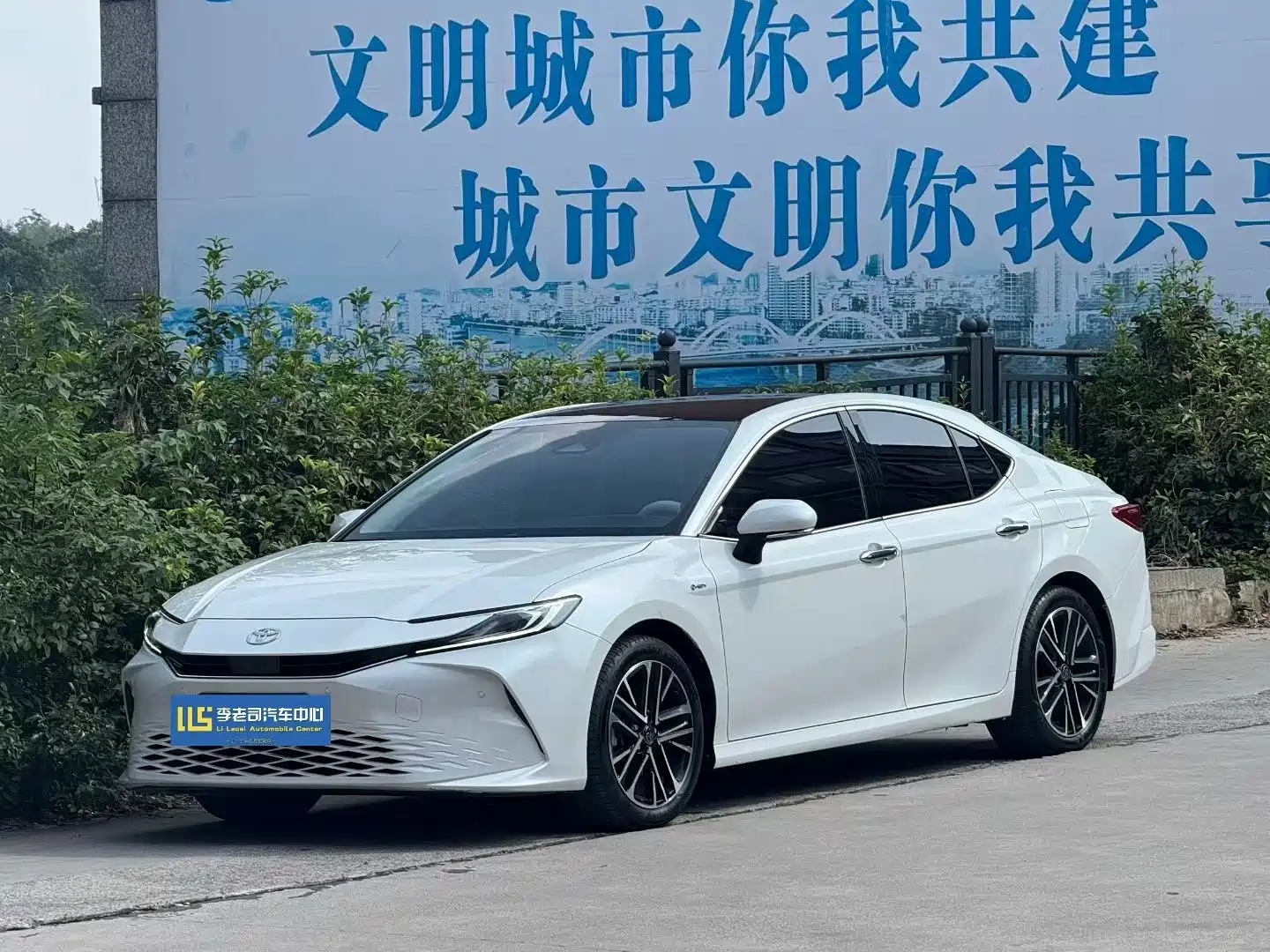 Фото 1 - Toyota Camry