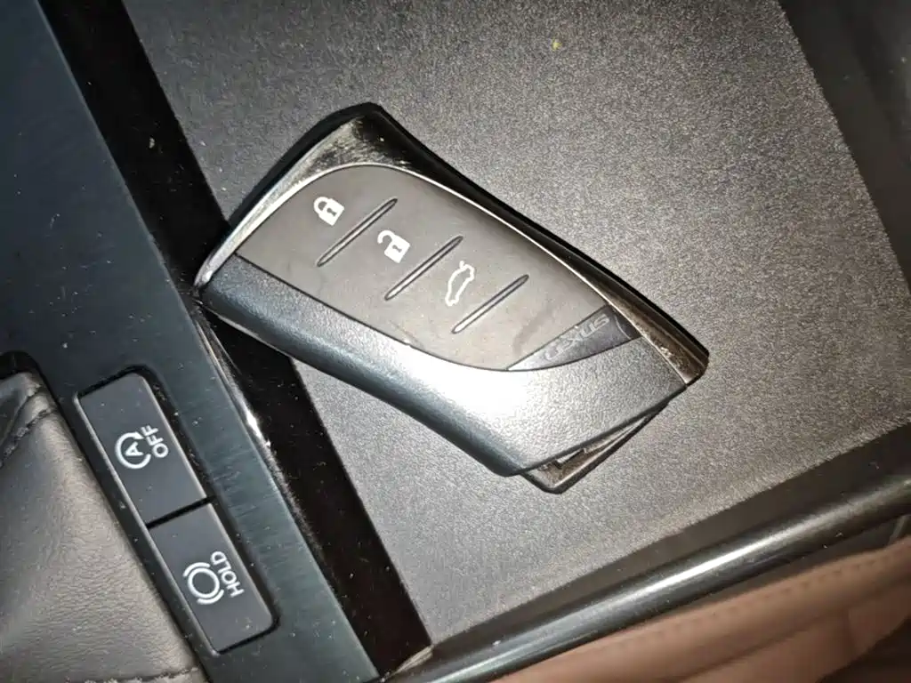 Lexus ES 2023 200 Excellence Edition фото 9