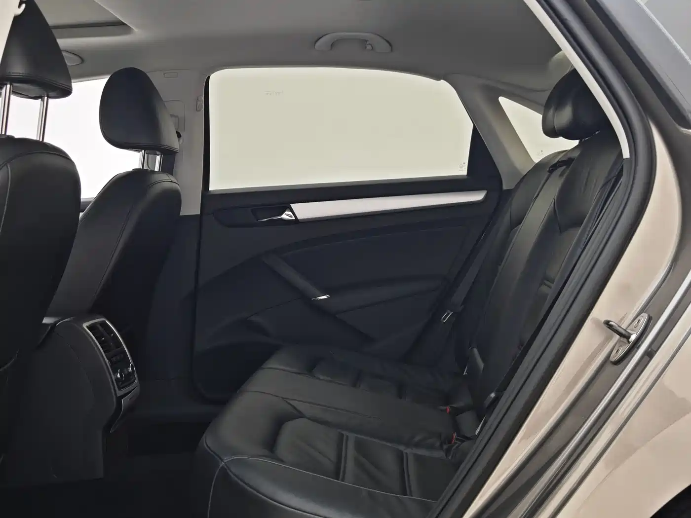 Фото 8 - Volkswagen Passat