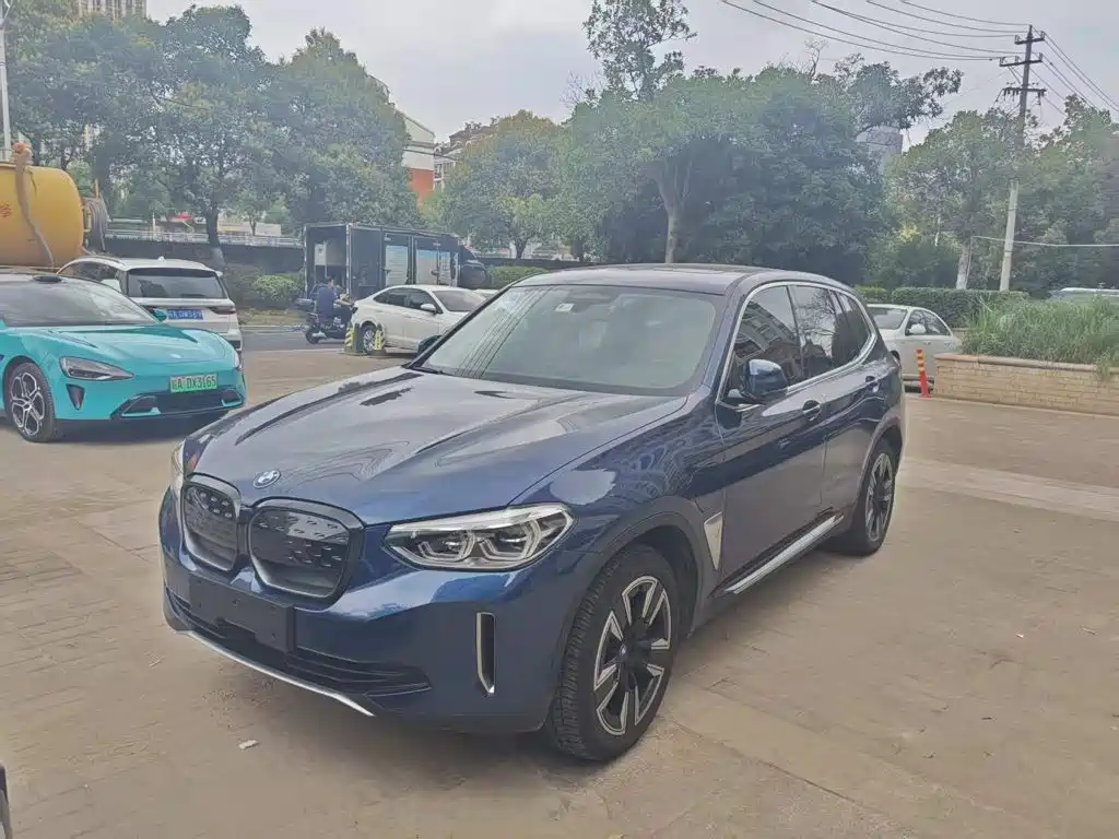 BMW iX3 2021 Leading