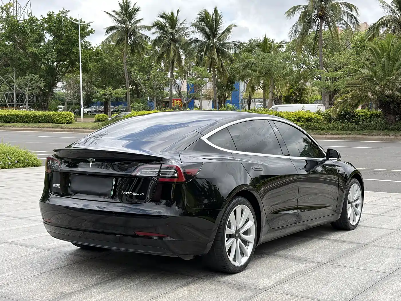 TESLA MODEL 3