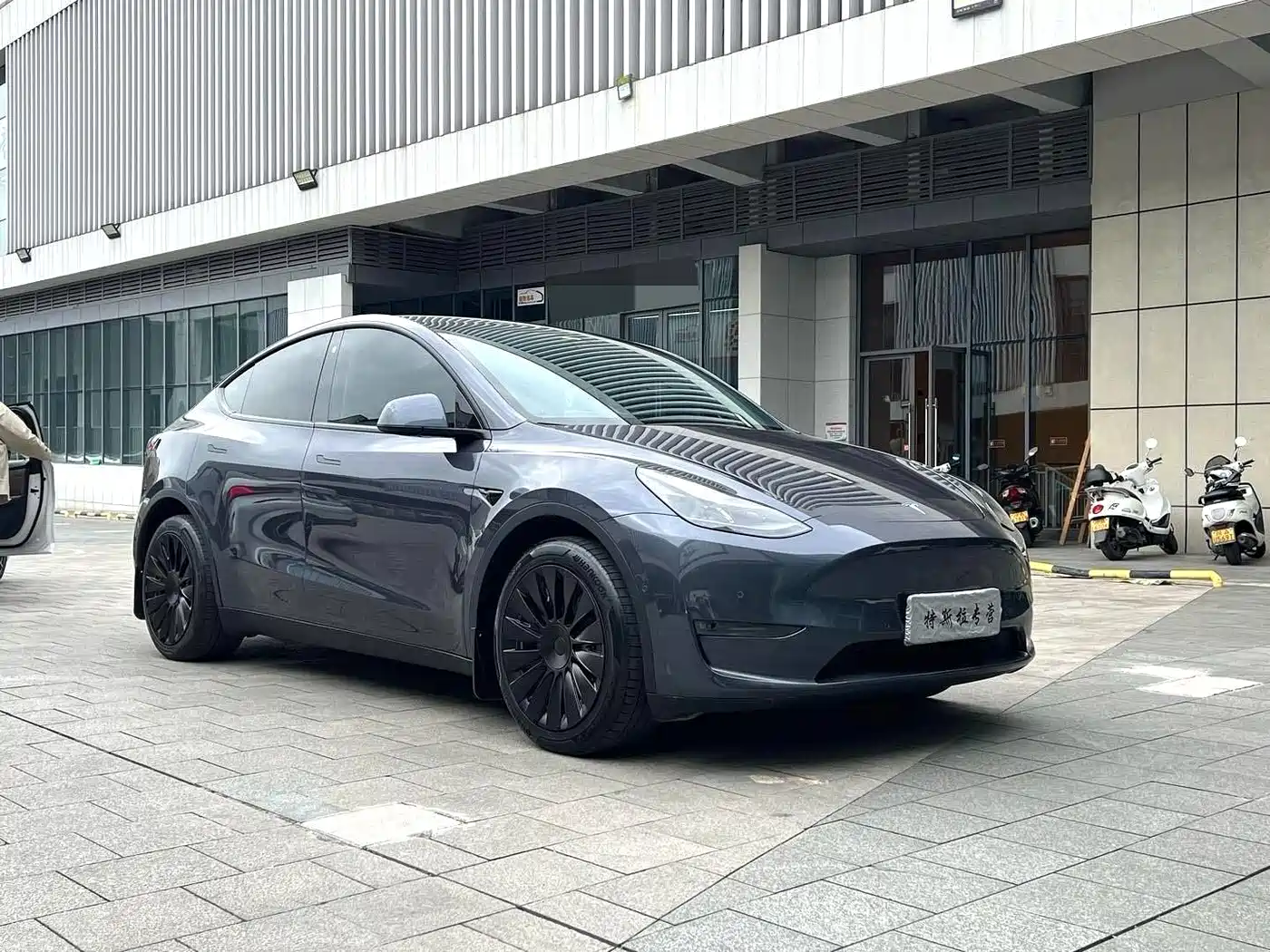 TESLA MODEL Y