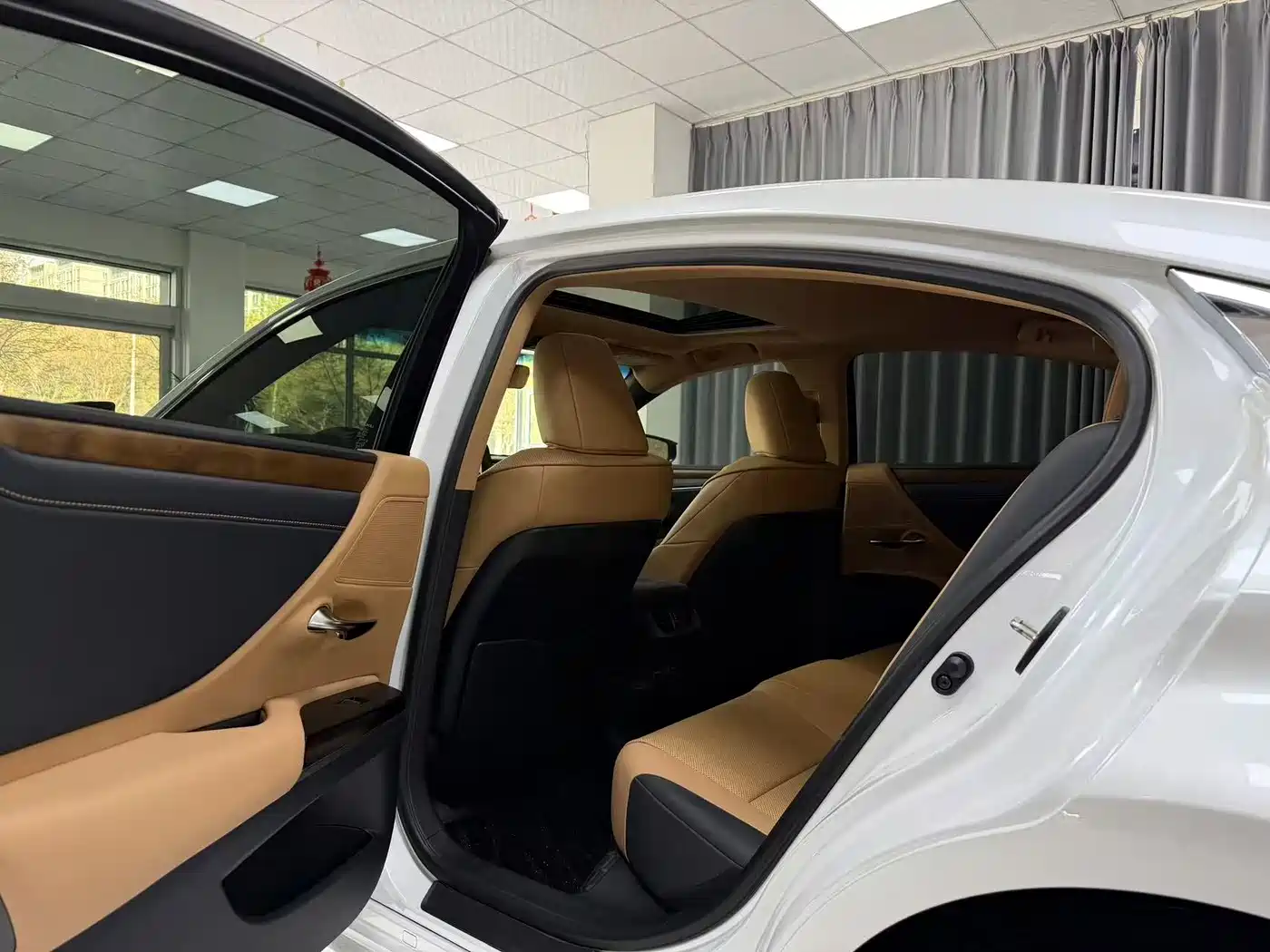 Lexus ES 2023 200 Luxury Edition фото 9