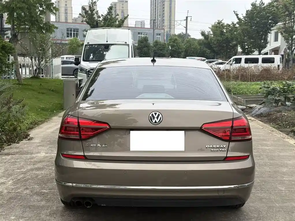 Volkswagen Passat 2016 280TSI DSG Honor Edition фото 12