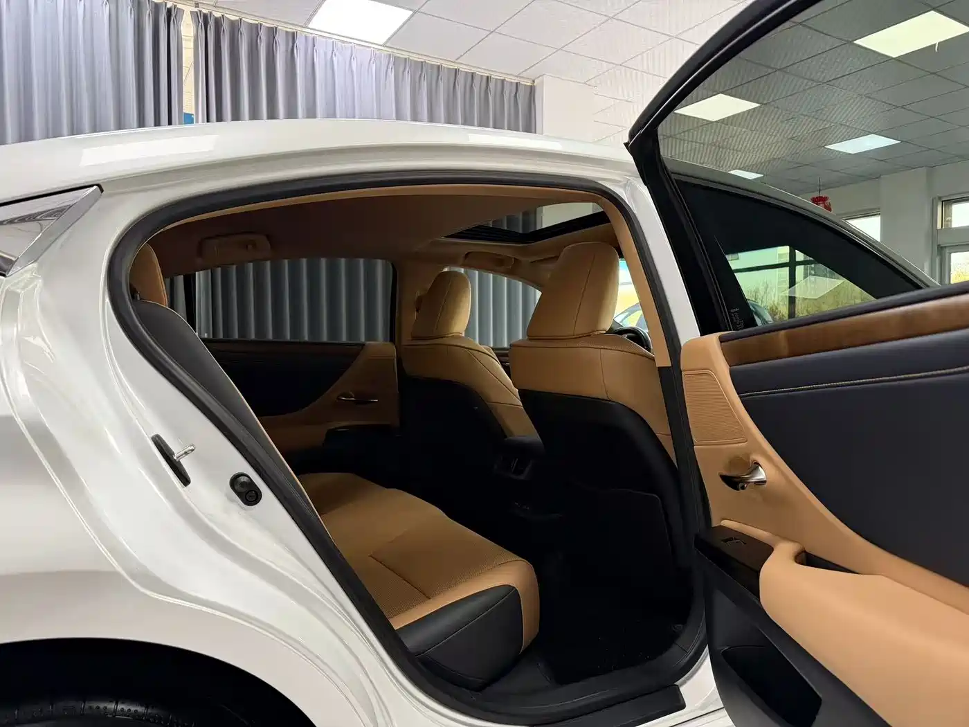 Lexus ES 2023 200 Luxury Edition фото 10