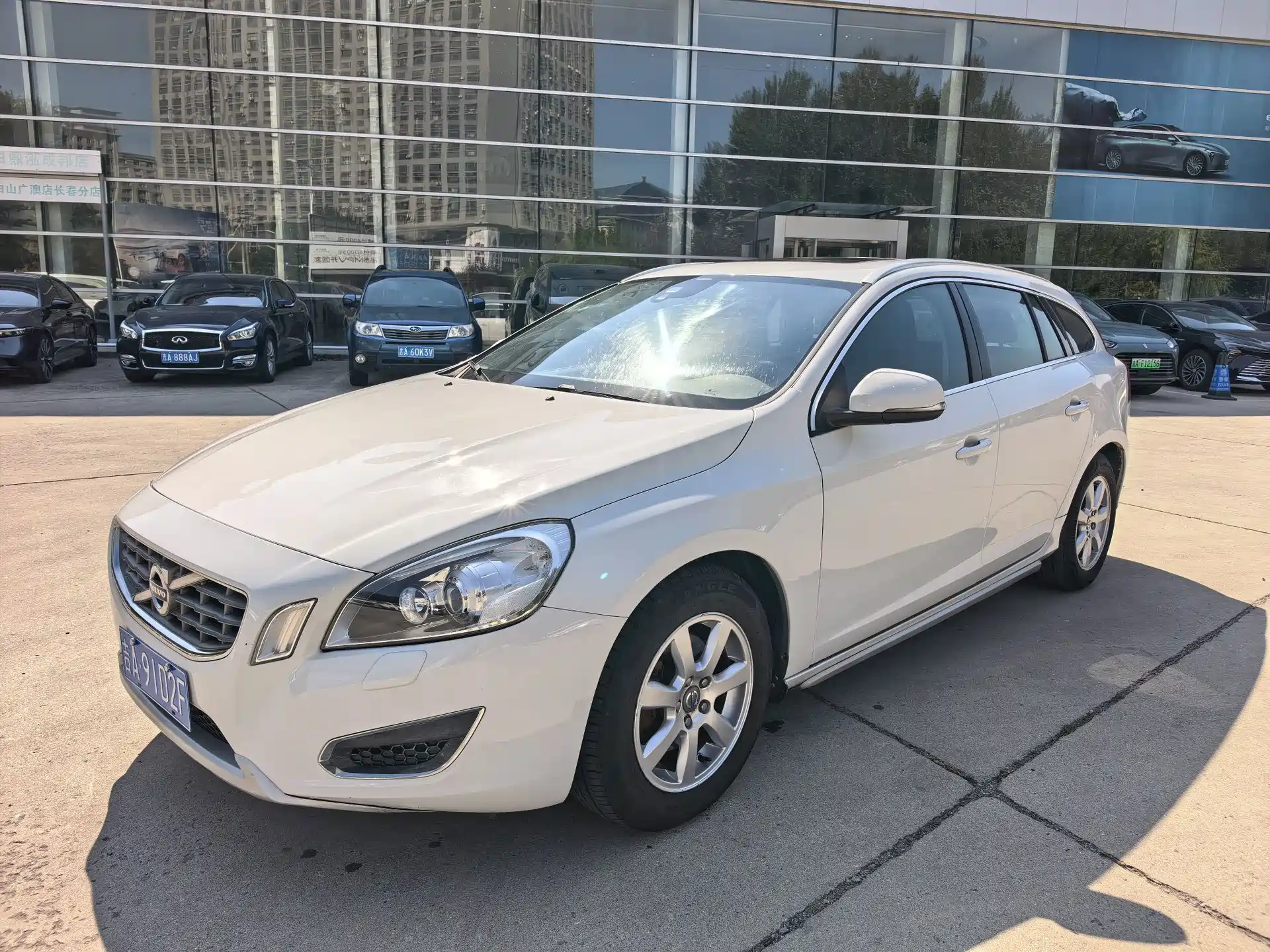 Фото 1 - Volvo V60