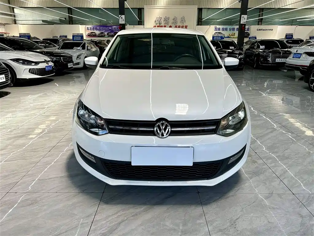 Volkswagen Polo 2011 1.6L Automatic Style Edition фото 2