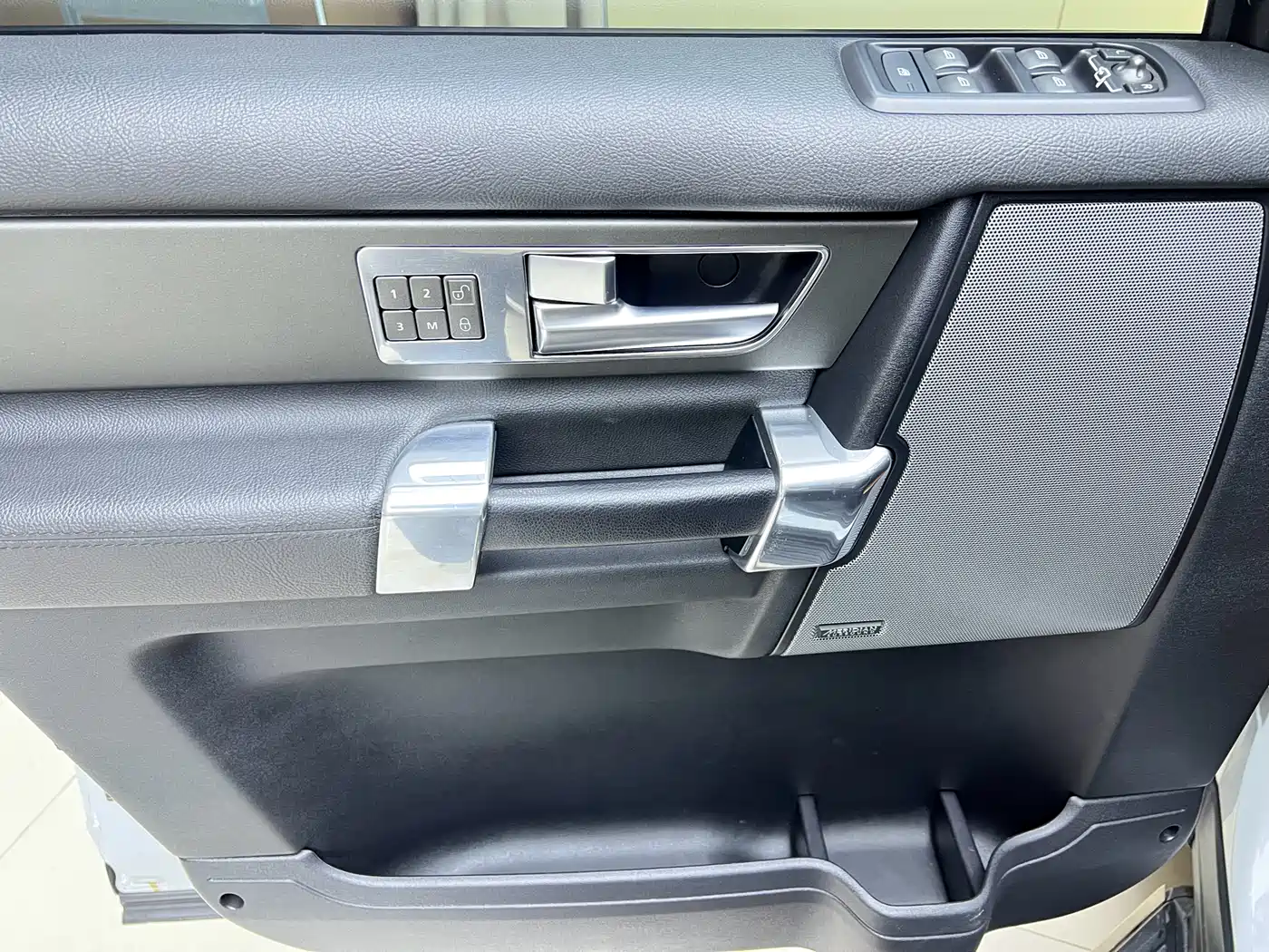 Land Rover Discovery 2015 3.0 SC V6 HSE фото 5