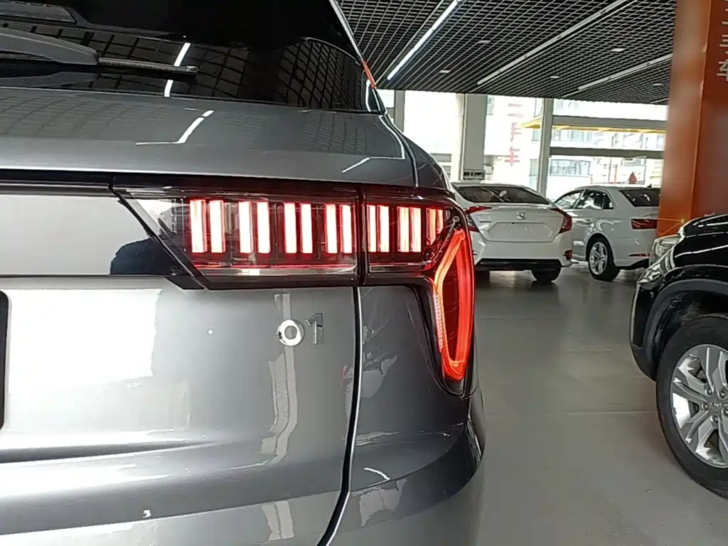 Фото 8 - Lynk & Co 01