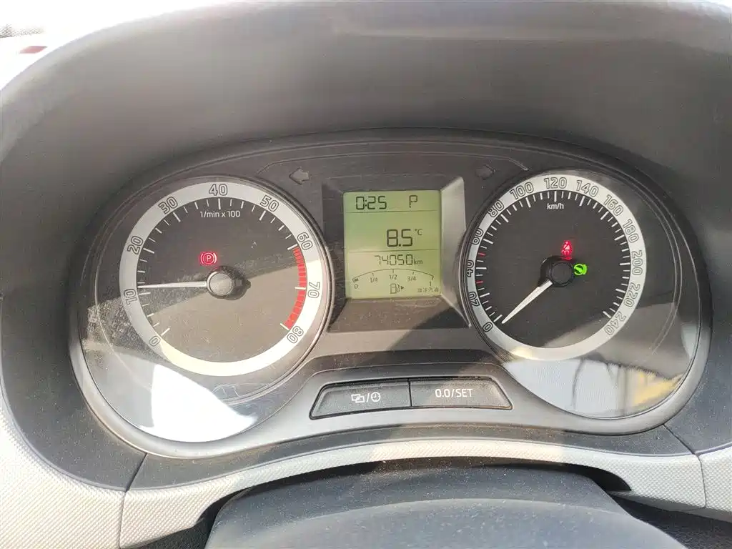Škoda Fabia 2017 1.4L Auto Car Enjoy Edition фото 10