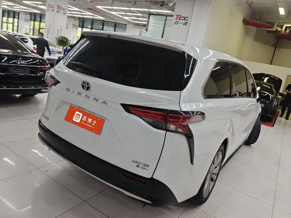 Фото 2 - Toyota Sienna