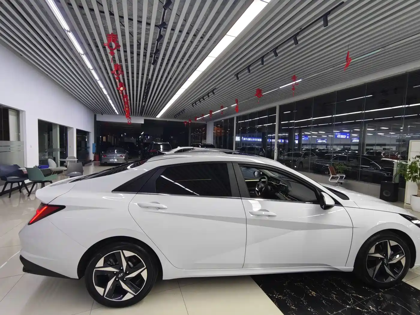 Hyundai Elantra 2022 1.5L CVT LUX Premium Edition фото 4