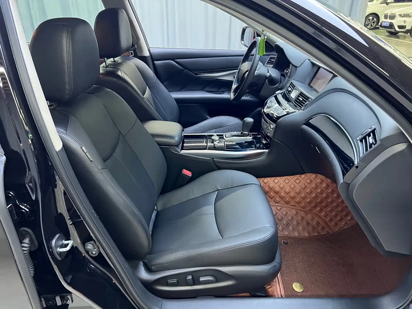Photo 14 - Infiniti Q70