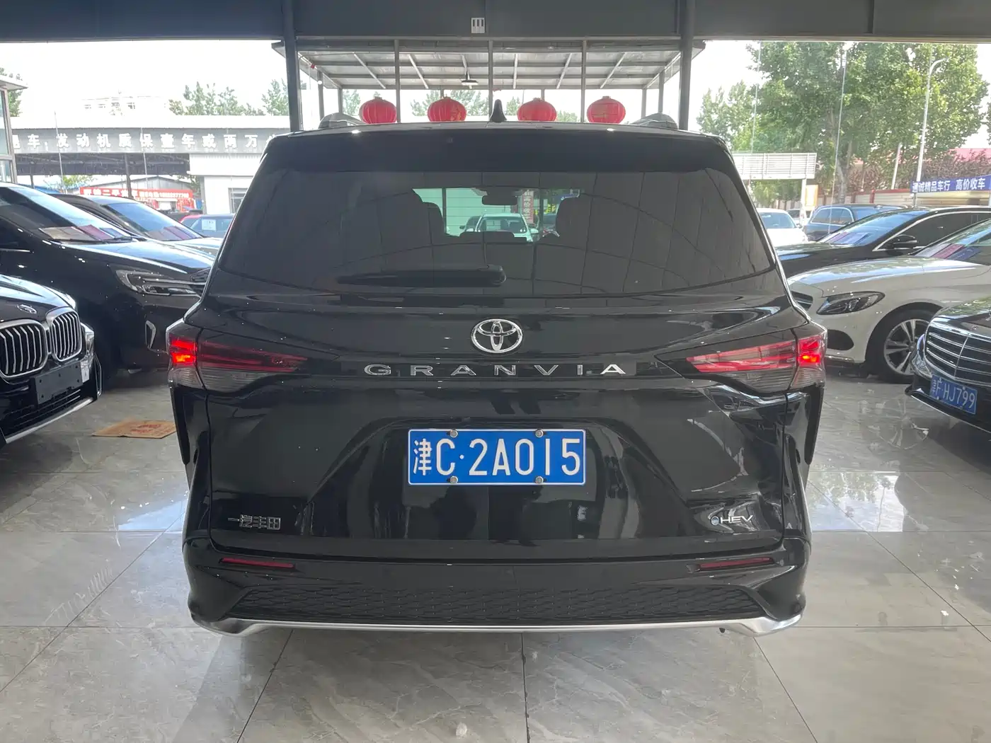 Toyota Granvia 2024 2.5L Hybrid Luxury фото 8