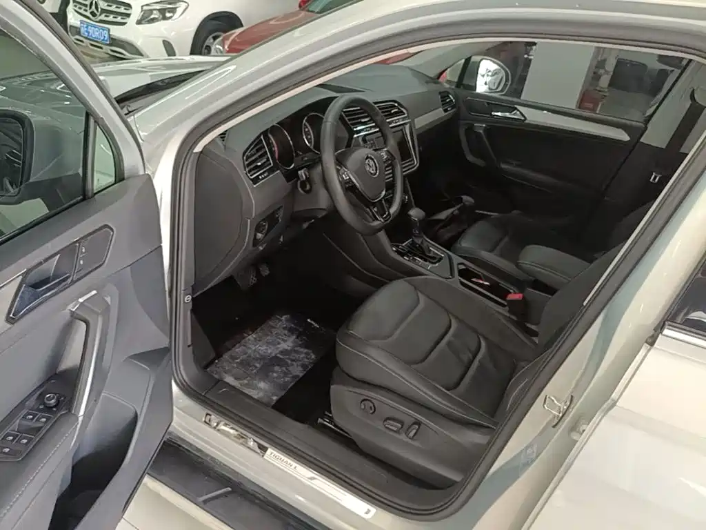 Photo 16 - Volkswagen Tiguan L