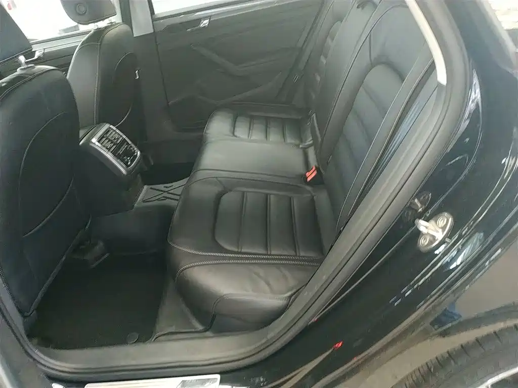 Volkswagen Passat 2017 330TSI DSG Prestige фото 13