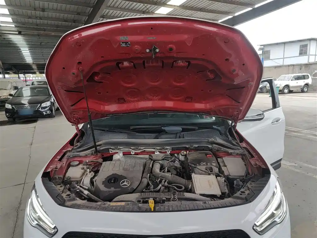 MERCEDES-BENZ GLA