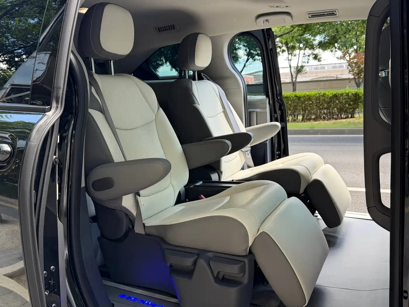 Toyota Sienna 2024 2.5L Hybrid Comfort Edition фото 9