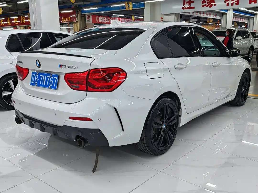 BMW 1 Series 2023 125i M Sport Shadow Edition фото 4