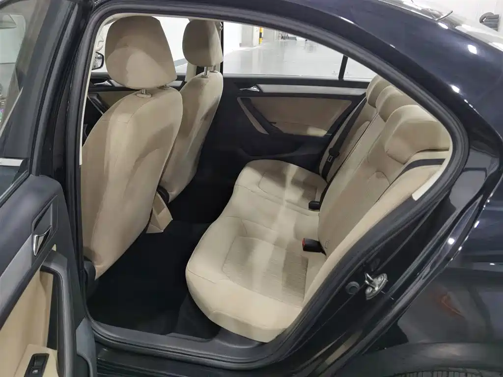 Volkswagen Jetta 2013 1.6L Automatic Comfort фото 15