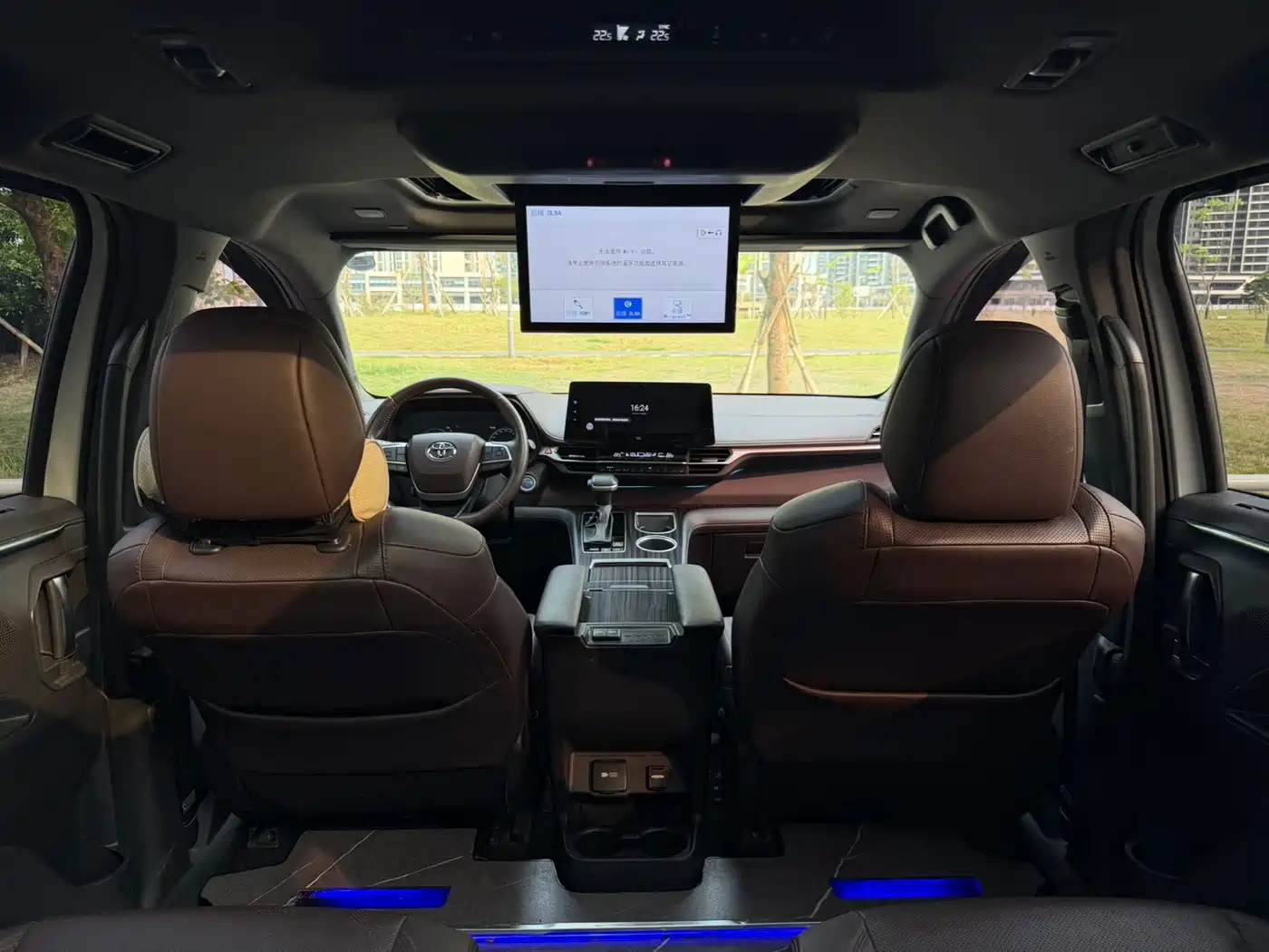 Toyota Sienna 2023 2.5L Hybrid Platinum Edition фото 22