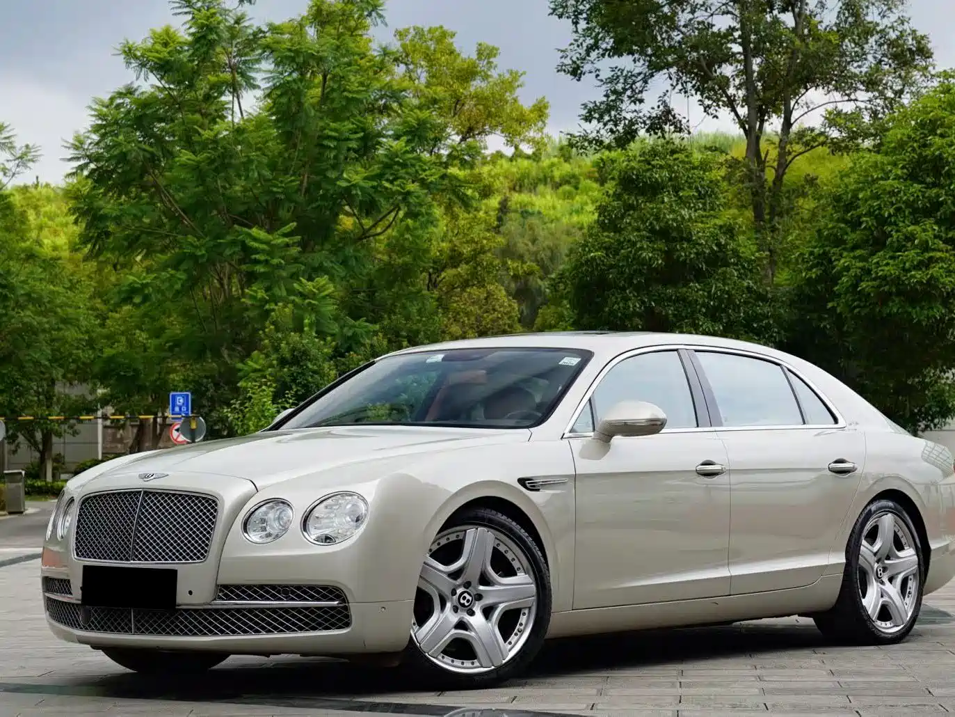 Фото 1 - Bentley Flying Spur