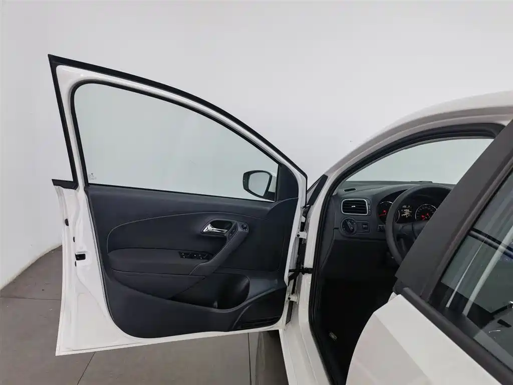 Volkswagen Polo 2014 1.6L Automatic Comfort Edition фото 8