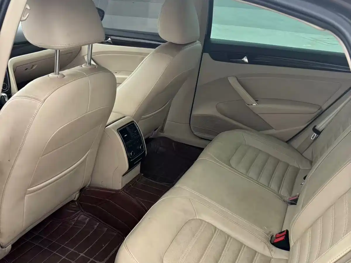 Volkswagen Passat 2014 1.8TSI DSG Executive Edition фото 9