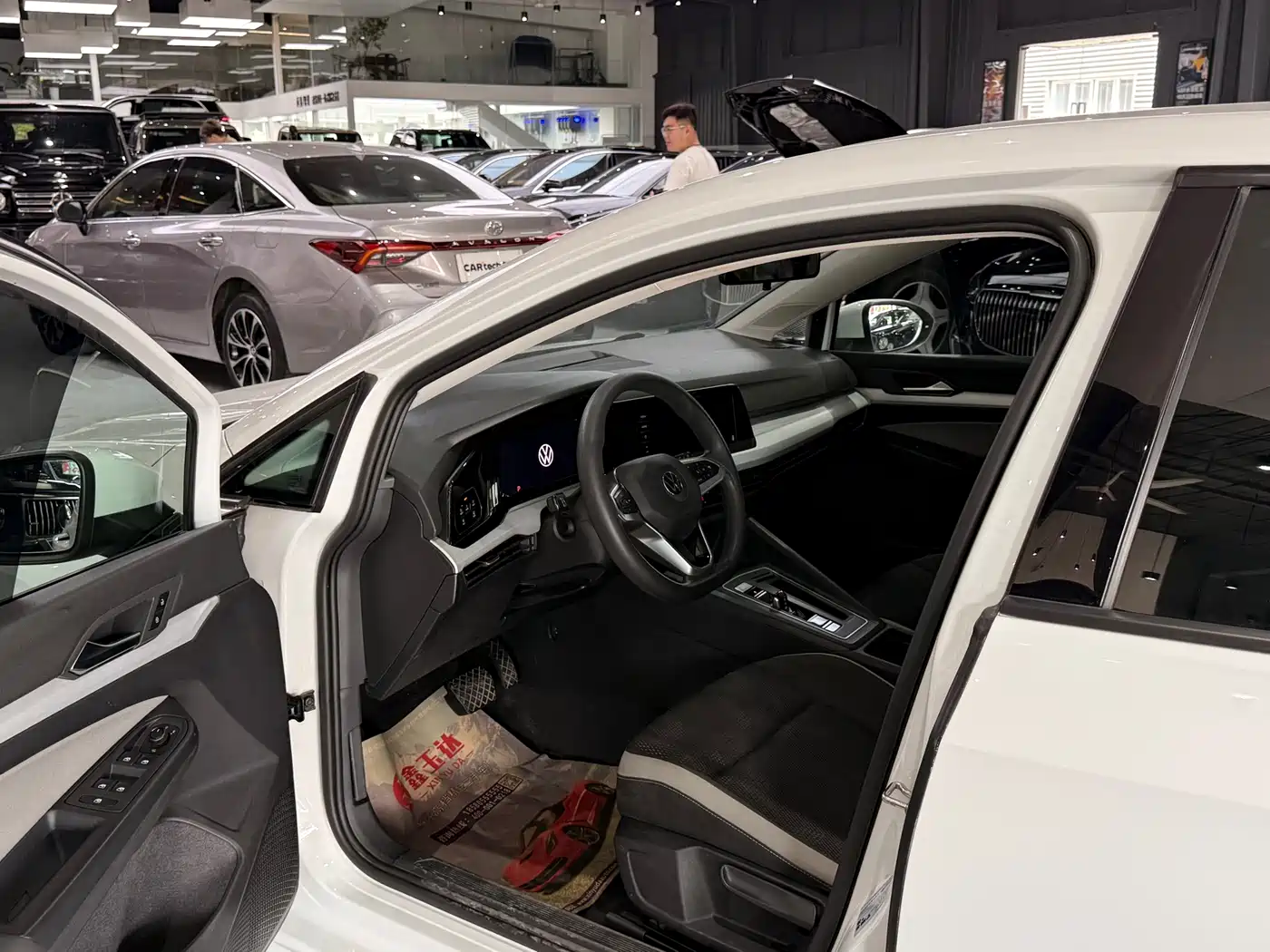 Volkswagen Golf 2023 Model 200TSI DSG фото 8