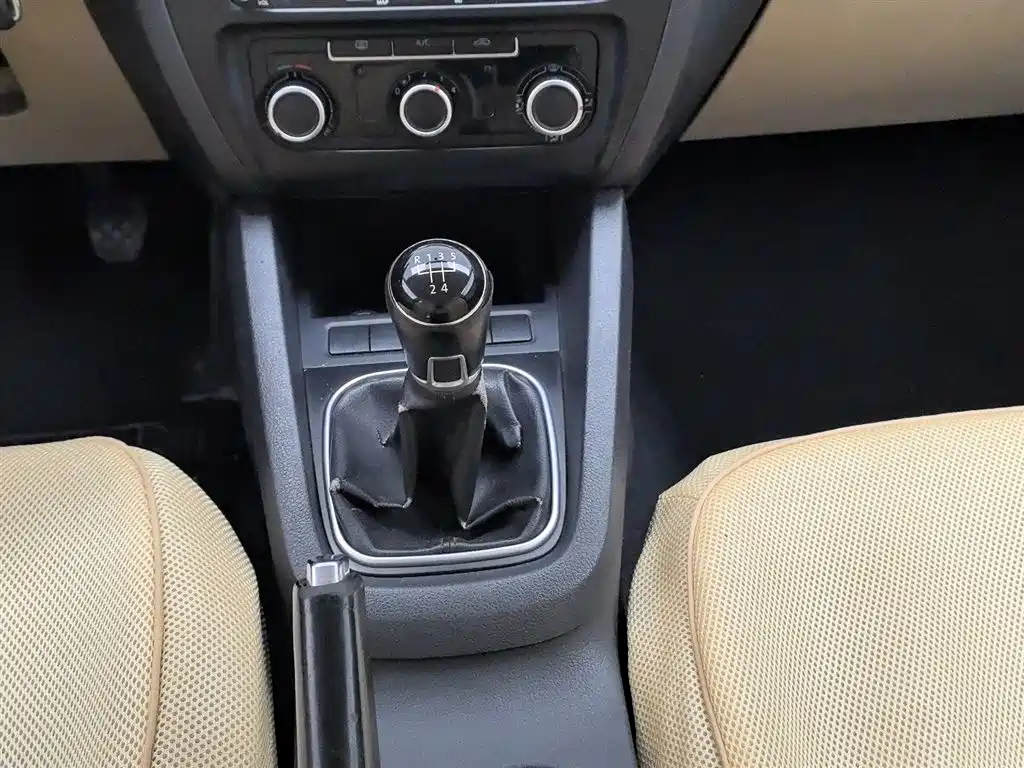 Volkswagen Sagitar 2014 1.6L Manual Comfort фото 13